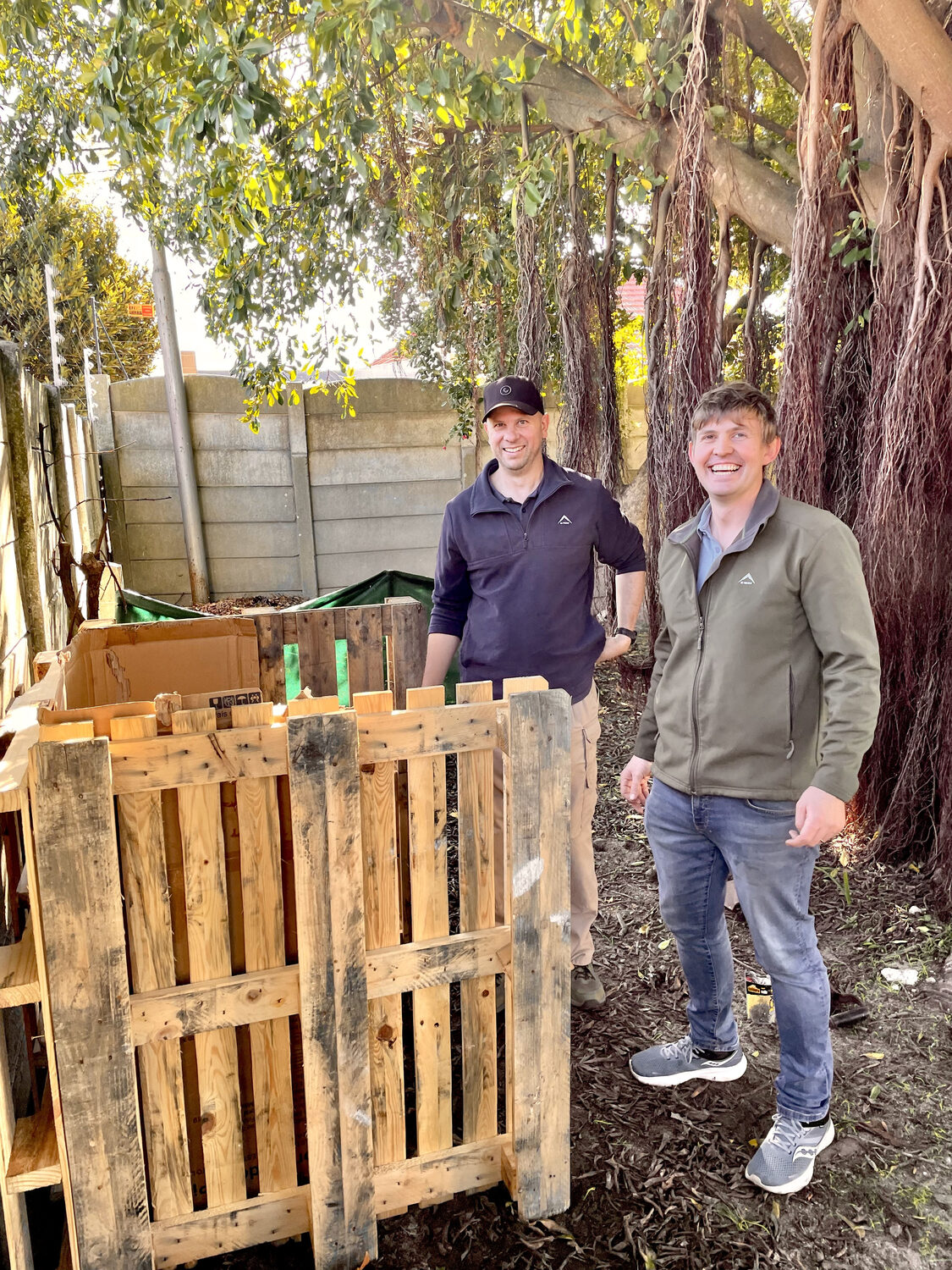 Mense werk saam in die tuin