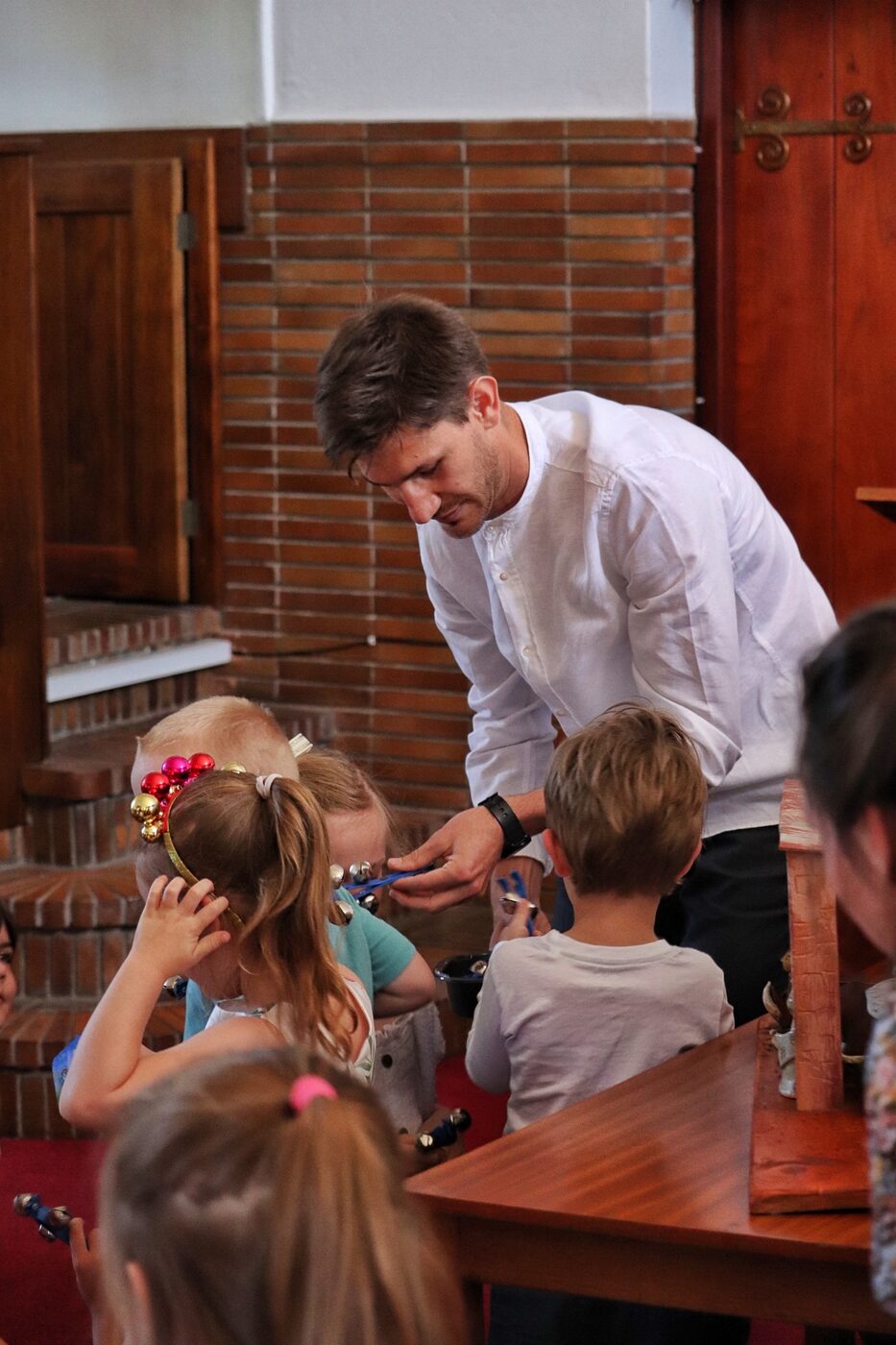 Kinders by die kersspel in die kerk