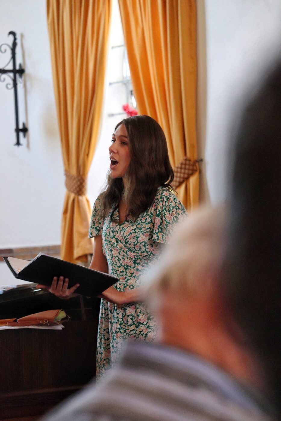 'n Jong vrou sing tydens 'n erediens