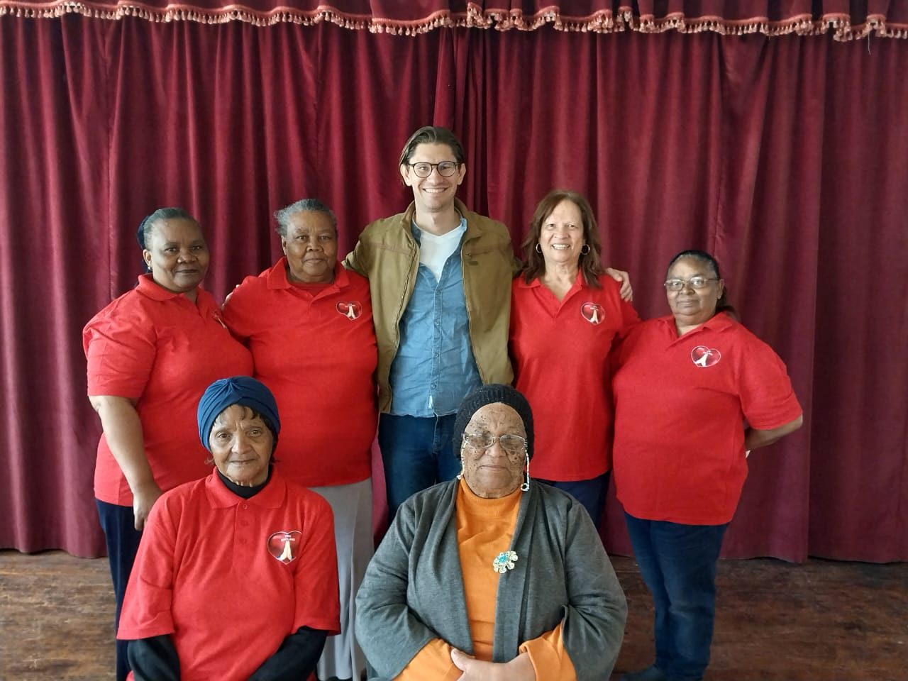 Die Helpende Hande-span saam by die sopkombuis