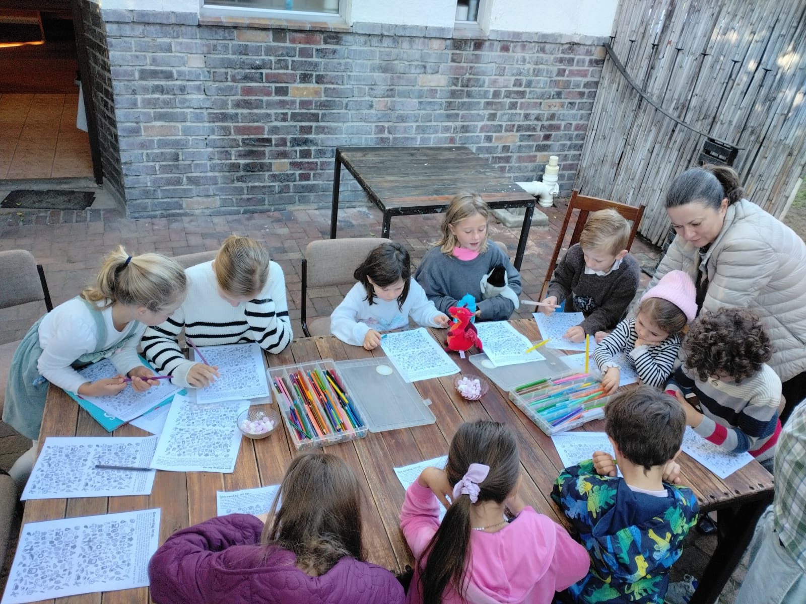 Kinders verf en teken om 'n tafel by KinderKasteel