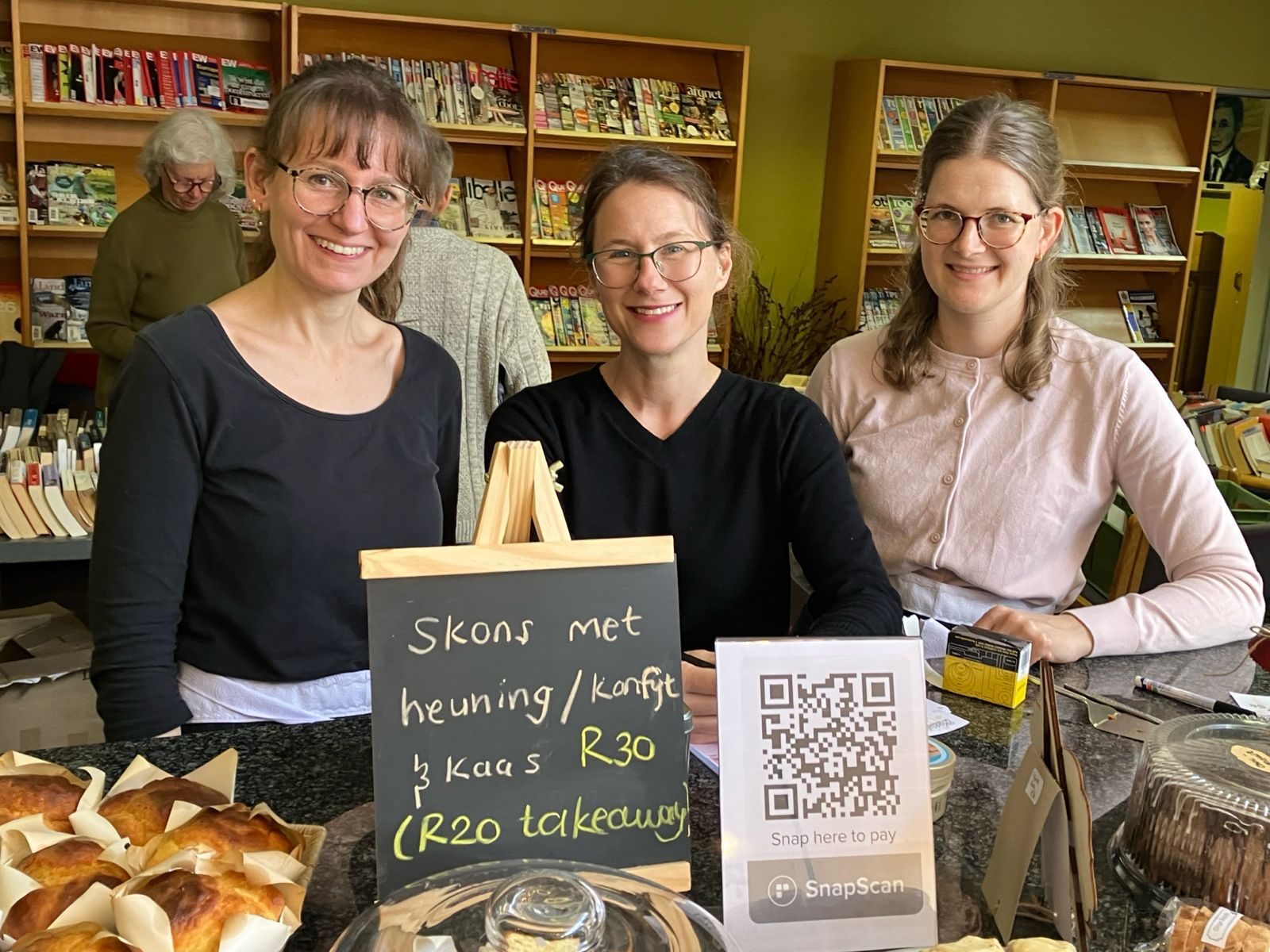 Drie vroue verkoop skons by die mark