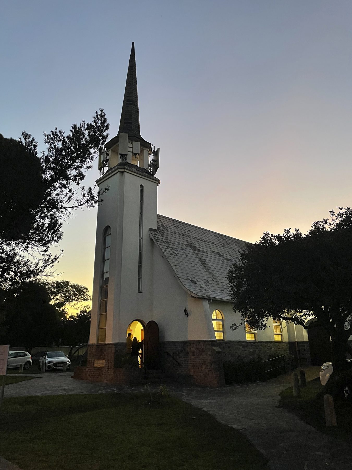 Pinelands Gemeente in die skemer