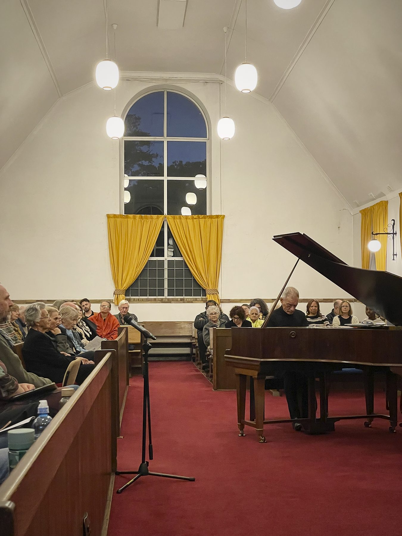 Die saal voor die konsert begin