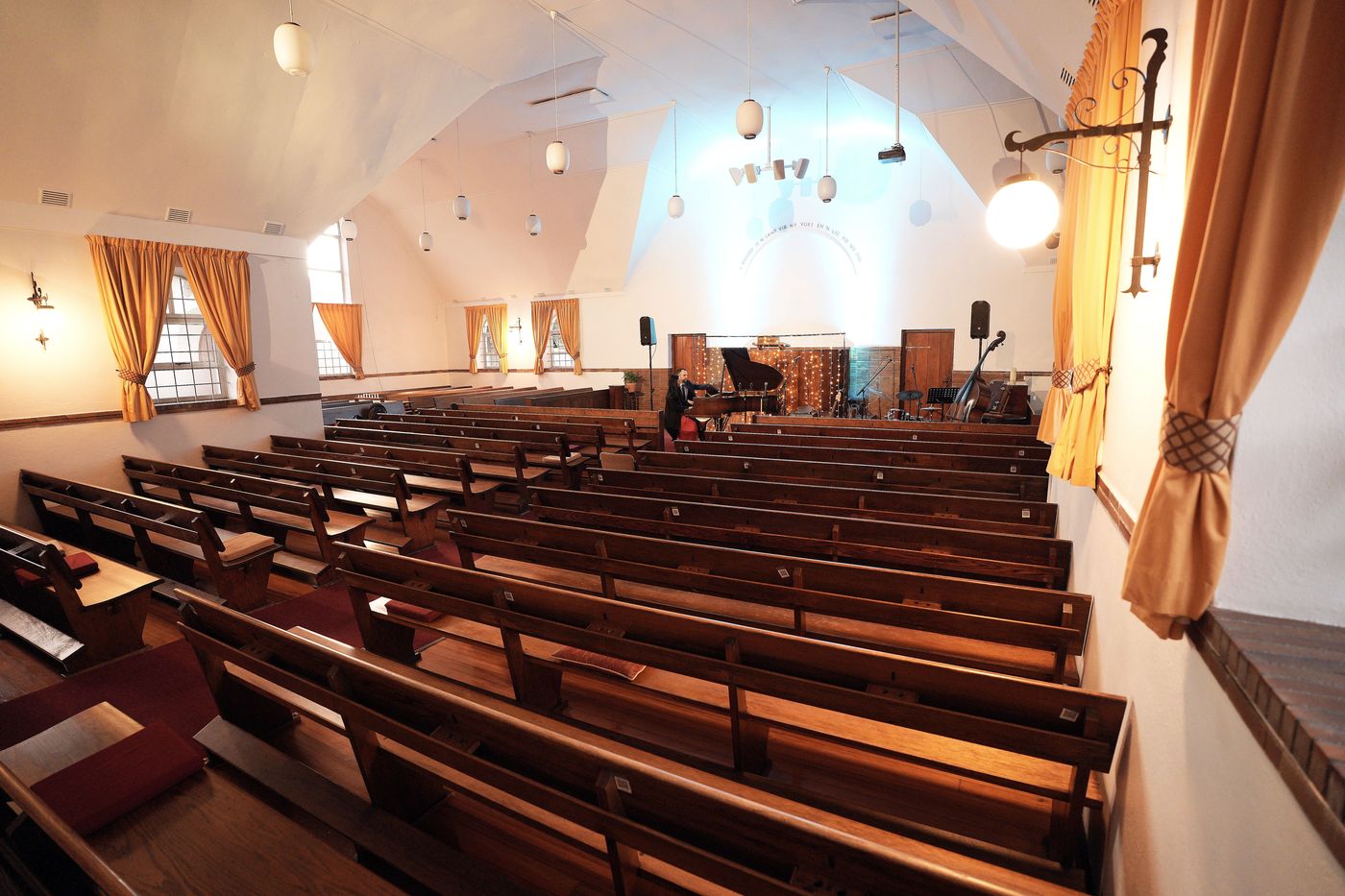 Die banke en vensters van die saal