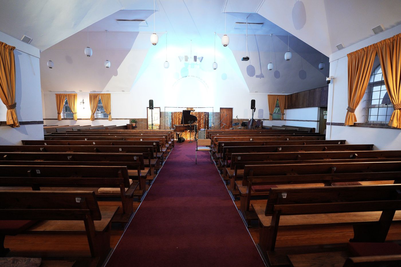 Die saal van agter af gesien, met die verhoog en klavier voor